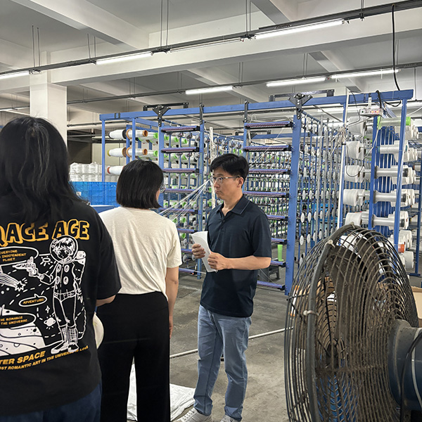 Přizpůsobené speciální filtrační látky pro korejské zákazníky navštěvující závod Přizpůsobené speciální filtrační látky pro korejské zákazníky navštěvující závod